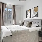 Square - Spacious 6-bdr Near Nyhavn דירה קופנהגן