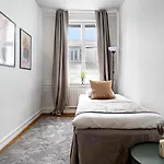 Square - Spacious 6-bdr Near Nyhavn