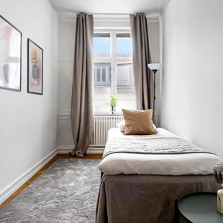 Square - Spacious 6-bdr Near Nyhavn