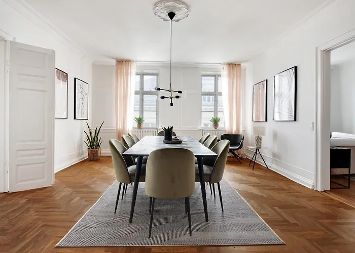Apartment Square - Spacious 6-bdr Near Nyhavn *