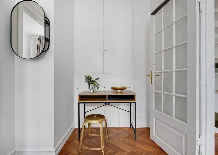 Square - Spacious 6-bdr Near Nyhavn