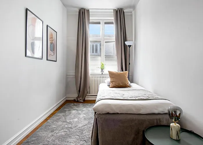 Square - Spacious 6-bdr Near Nyhavn