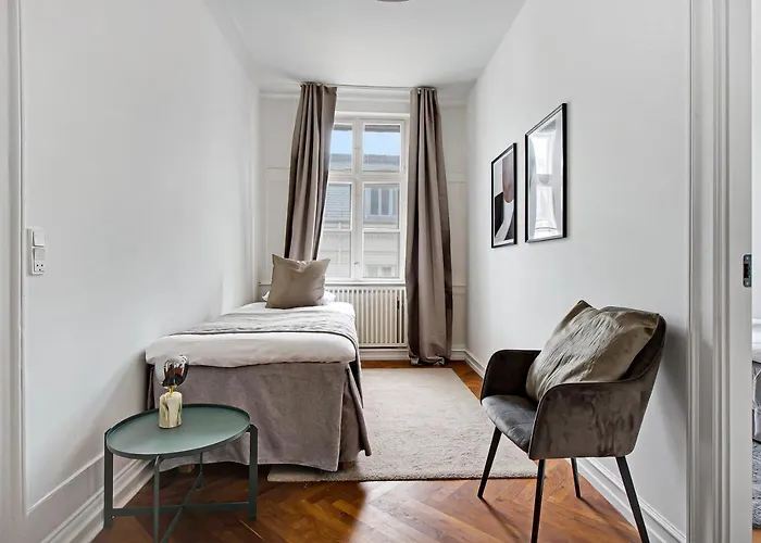 Square - Spacious 6-bdr Near Nyhavn