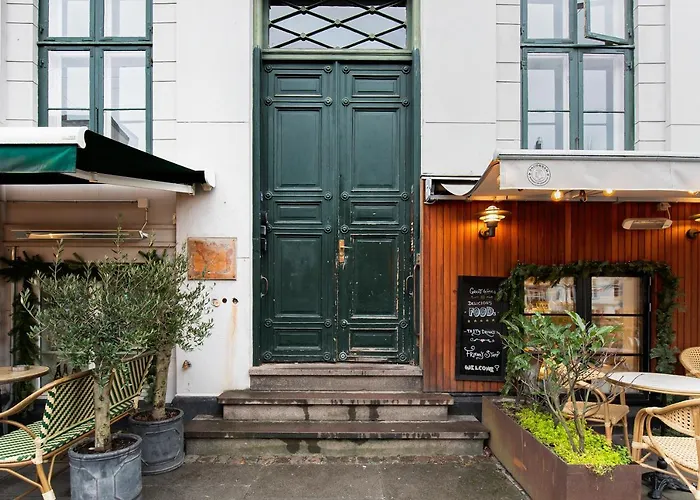 Square - Spacious 6-bdr Near Nyhavn *