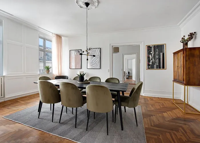 Square - Spacious 6-bdr Near Nyhavn * Köpenhamn