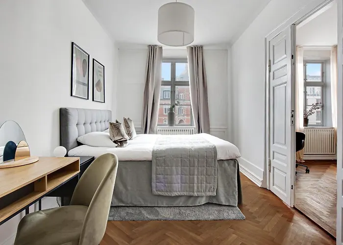 Square - Spacious 6-bdr Near Nyhavn
