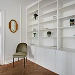 Square - Spacious 6-bdr Near Nyhavn Apartment